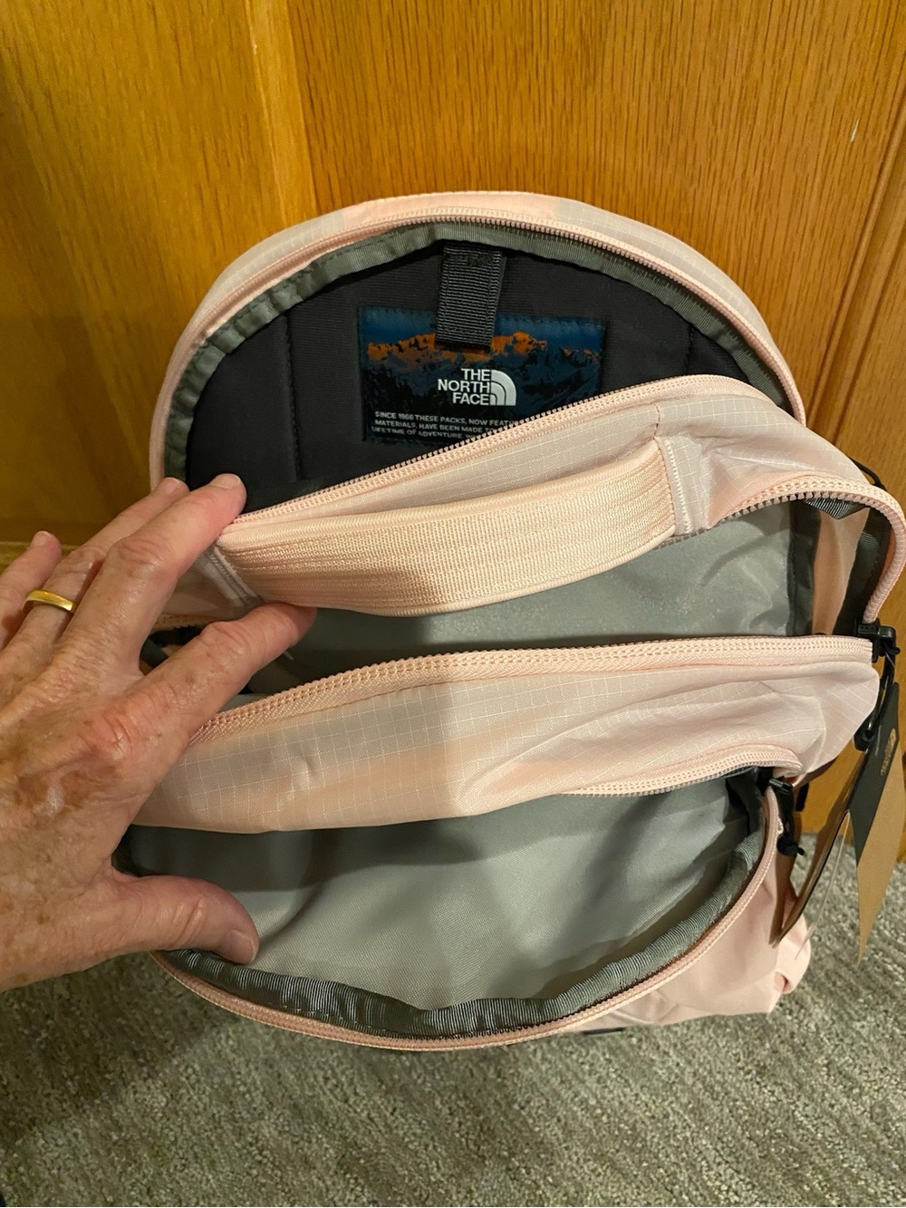 NWT The North Face Pink Salt/TNF Black Women's Recon Backpack - Picture 9 of 9